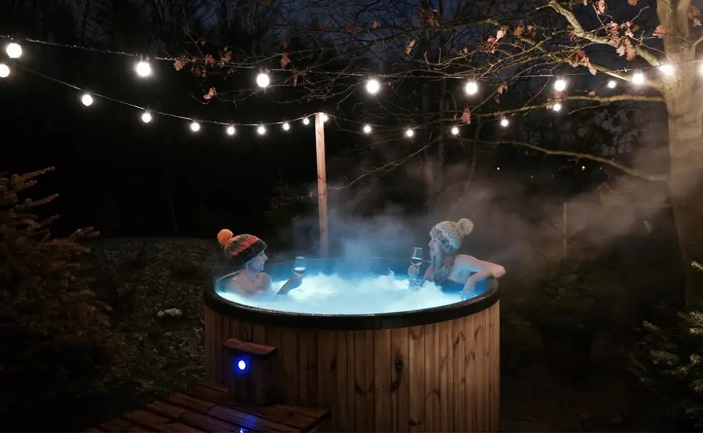 Amies dans bain nordique avec LED dans jardin en hiver