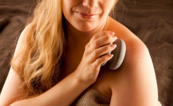 Massage pierre chaude épaule