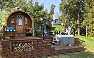 Sauna tonneau extérieur sur terrasse en été
