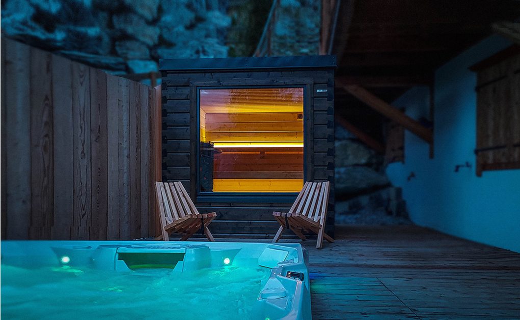 Cabine sauna extérieur Hetki Tauko sur terrasse avec spa