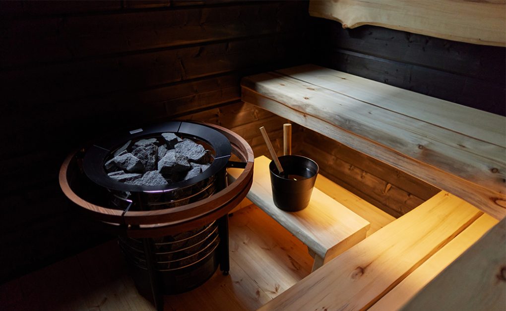 Intérieur sauna Hetki Onni avec poêle Peak