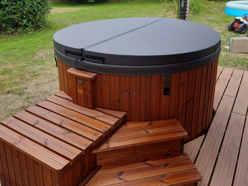 Bain nordique encastré dans une terrasse