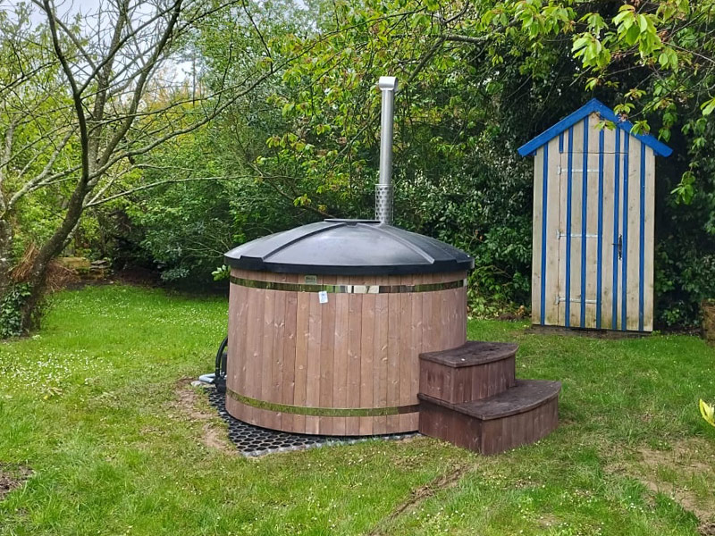 Bain nordique dans un jardin