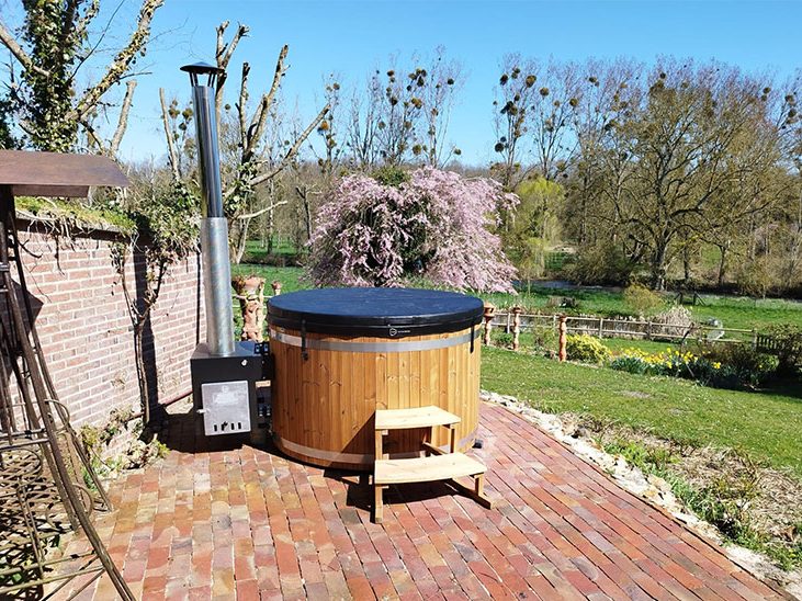 Bain nordique dans un jardin