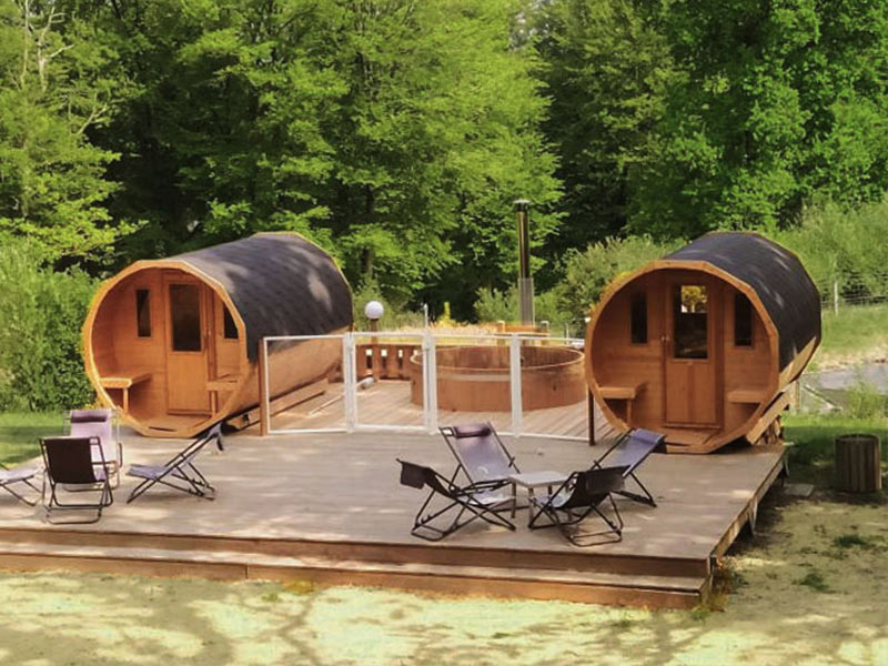 Bain nordique et saunas tonneaux sur une terrasse