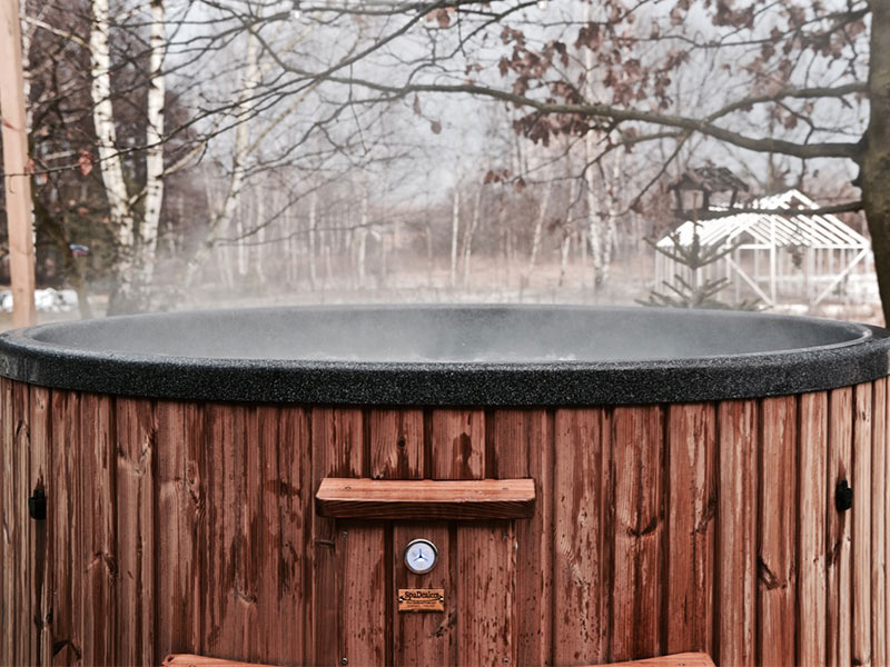 Bain nordique dans un jardin