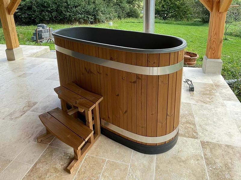 Bain nordique à bois Tiny Thermowood sur terrasse