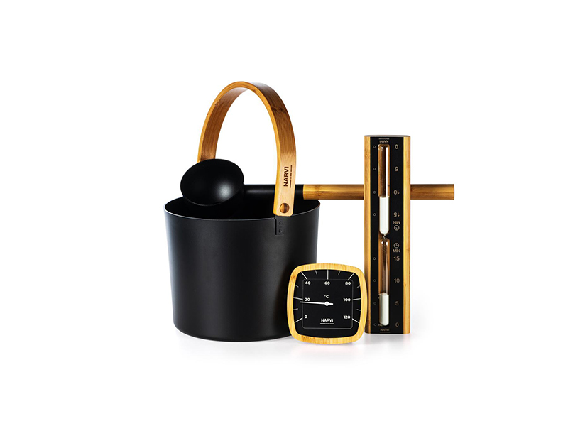 Accessoires de sauna sur fond blanc