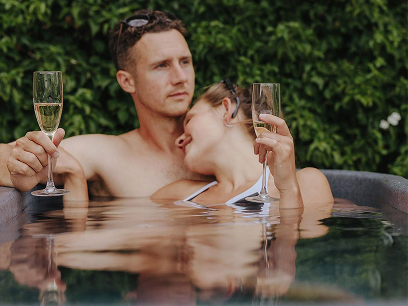 Couple avec coupes dans bain nordique