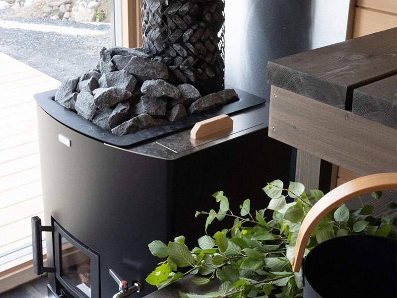 Poêle de sauna à bois avec feuille de bouleau
