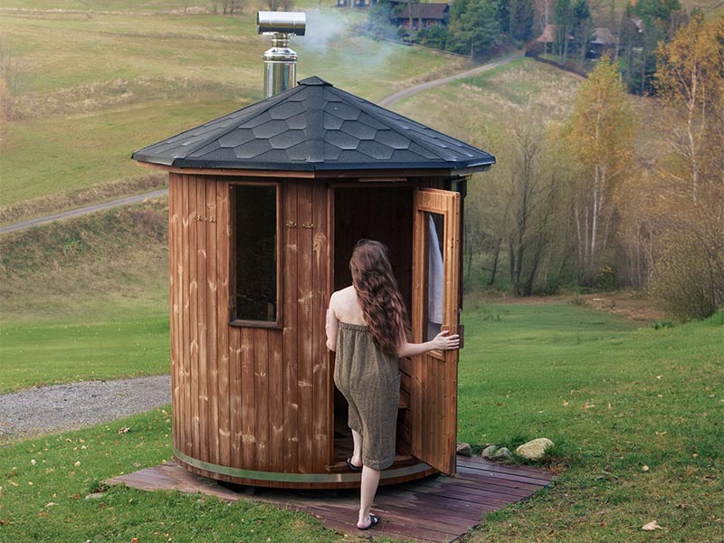 Femme qui rentre dans un sauna tonneau