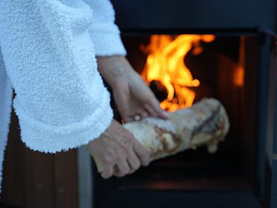 Alimentation du poêle d'un bain nordique