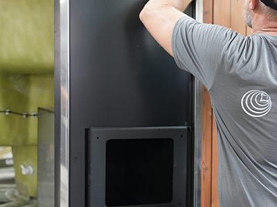 Homme qui installe un bain nordique