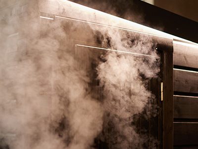 Vapeur qui s'échappe d'un sauna