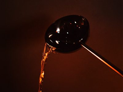 Louche de sauna qui verse de l'eau