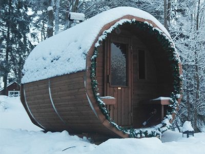 Sauna tonneau avec cheminée dans la neige